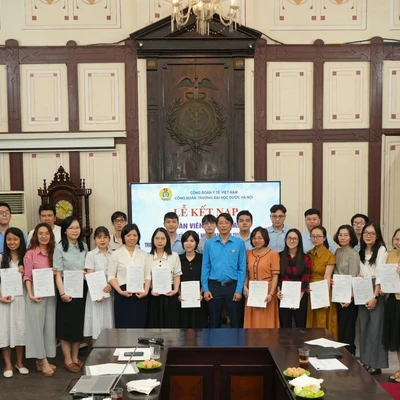 LỄ KẾT NẠP ĐOÀN VIÊN MỚI VÀ KHEN THƯỞNG CÁC ĐOÀN VIÊN CÔNG ĐOÀN CÓ THÀNH TÍCH TỐT CỦA CÔNG ĐOÀN TRƯỜNG ĐẠI HỌC DƯỢC HÀ NỘI